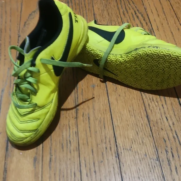 US size 3 soccer shoes - Picture 4 of 5